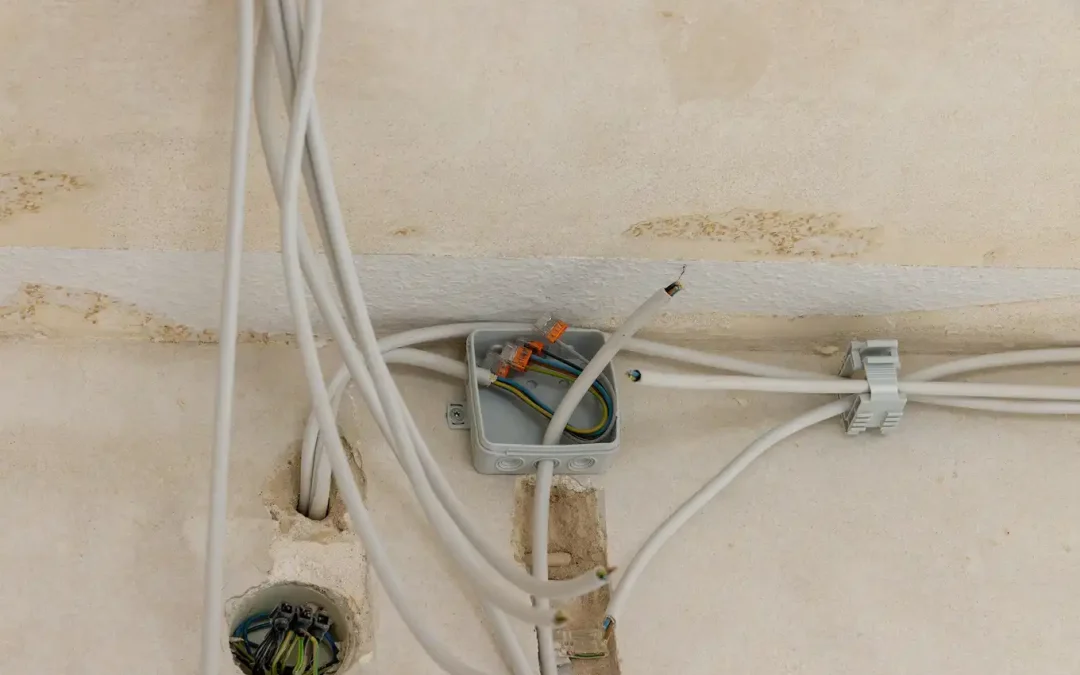 Jakie są wyzwania związane z wymianą kabli zasilających WLZ w starszych domach?