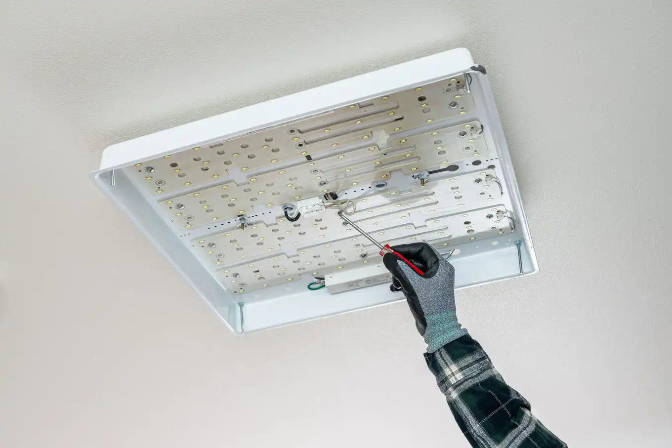 montaż opraw oświetleniowych