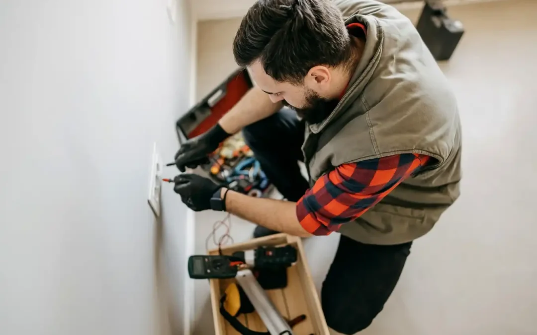 Jak wygląda kontrola instalacji elektrycznej przed pomiarami w starszym mieszkaniu